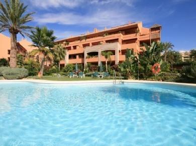 Apartamento con 2 dormitorios se vende en Marbella, Costa del Sol