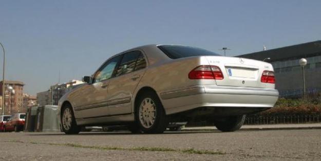 Venta de coche Mercedes E 270 CDI Elegance '01 en Madrid