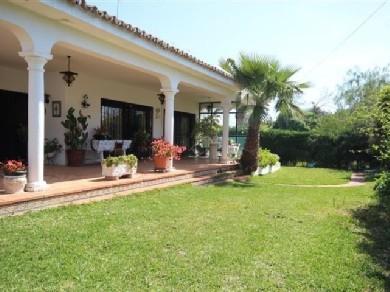 Chalet con 4 dormitorios se vende en Marbella, Costa del Sol