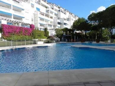 Apartamento con 2 dormitorios se vende en Marbella, Costa del Sol