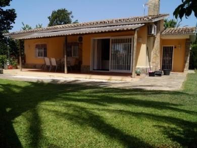 Chalet con 3 dormitorios se vende en Estepona, Costa del Sol