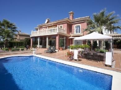 Chalet con 4 dormitorios se vende en Marbella, Costa del Sol