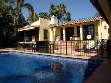 Chalet con 5 dormitorios se vende en Marbella, Costa del Sol