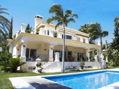 Chalet con 5 dormitorios se vende en Marbella, Costa del Sol