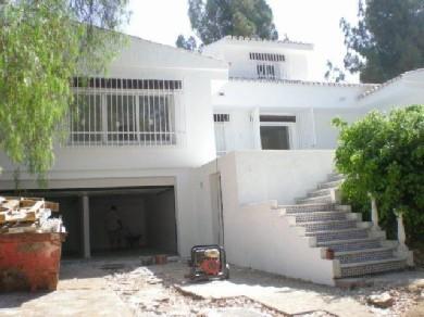 Chalet con 4 dormitorios se vende en Marbella, Costa del Sol