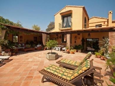 Chalet con 4 dormitorios se vende en Estepona, Costa del Sol