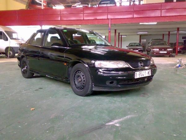 SE VENDE OPEL VECTRA AÑO 2000 MOTOR 2.0 DTI CON AIRE ACONDICIONADO DIRECCION ASISTIDA LEVANTA LUNAS ELECTRICOS CIERRE CE