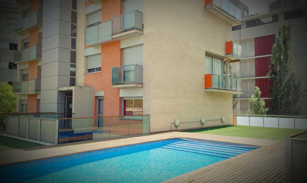 habitacion con baño propio con mucha luz y piscina