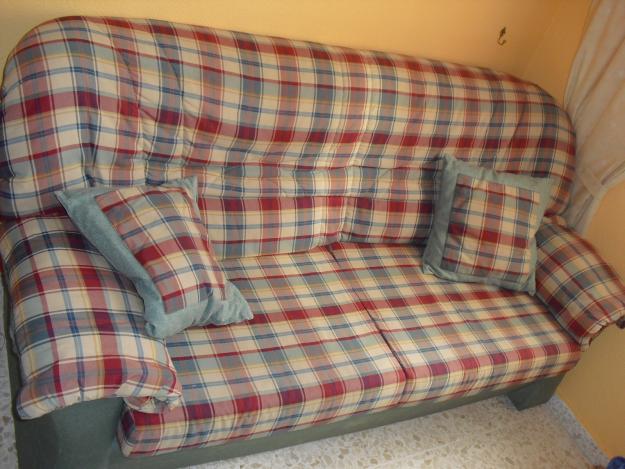 Por 60 Euros pongo a la Venta un Lindo Sofa, Con sus Cortinas y Cojines a Juego.