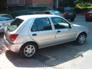 Venta de coche Ford Fiesta 1.8 Tddi Ghia '01 en Alcobendas