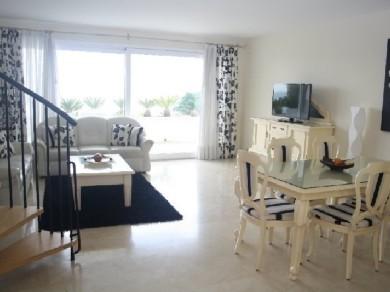 Apartamento con 4 dormitorios se vende en Estepona, Costa del Sol