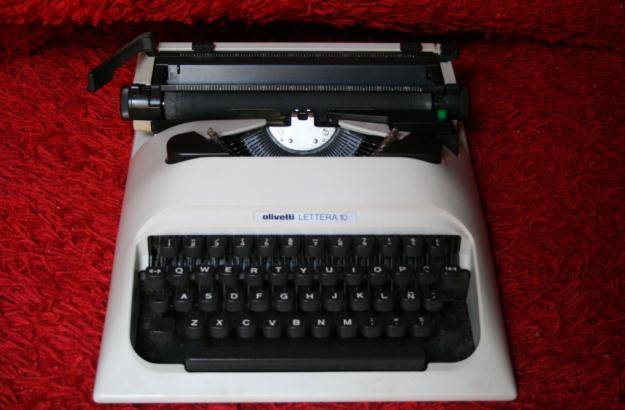 Máquina de escribir Olivetti Lettera 10.