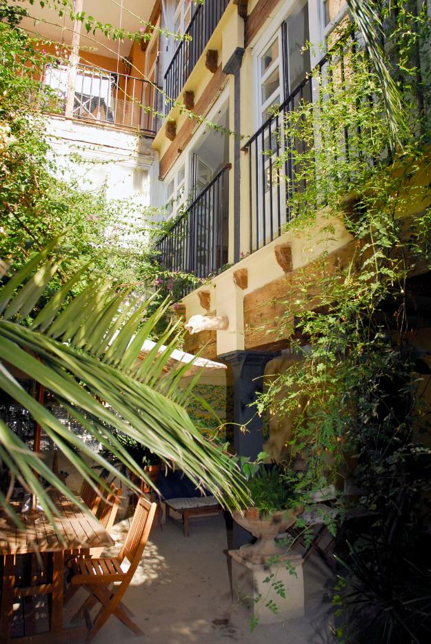 Vivienda de 205 m2 + 100 m2 de patio privado con jardín en el centro histórico de Valencia