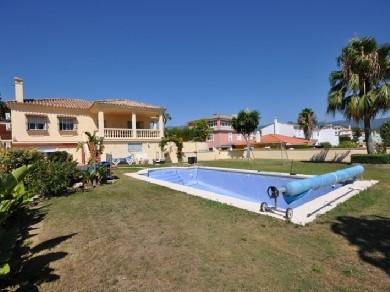 Chalet con 4 dormitorios se vende en Estepona, Costa del Sol