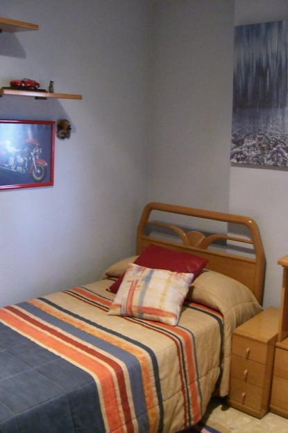 Se vende dormitorio juvenil color haya.