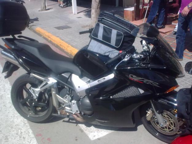 se vende HONDA VFR800-HI-ABS