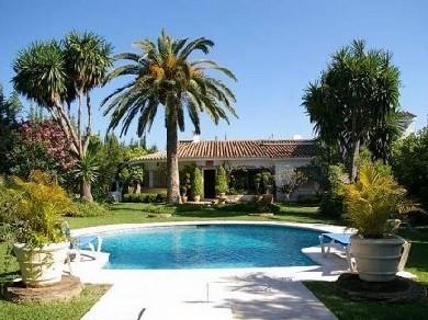 Chalet con 4 dormitorios se vende en Estepona, Costa del Sol