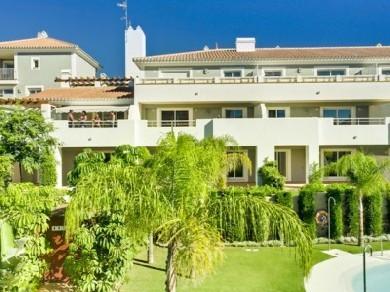 Apartamento con 2 dormitorios se vende en Estepona, Costa del Sol