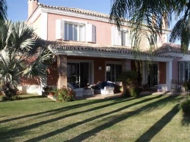 Chalet con 5 dormitorios se vende en Marbella, Costa del Sol