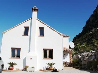 Chalet con 2 dormitorios se vende en Casares Costa, Costa del Sol