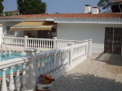 Chalet con 5 dormitorios se vende en Marbella, Costa del Sol