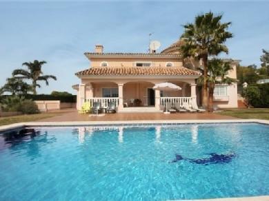 Chalet con 5 dormitorios se vende en Estepona, Costa del Sol