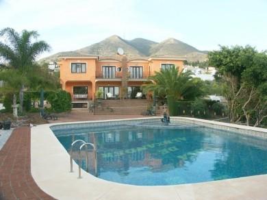 Chalet con 6 dormitorios se vende en Marbella, Costa del Sol