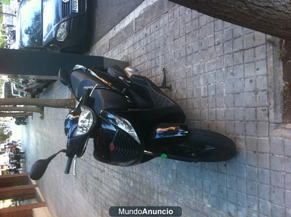 URGE VENTA HONDA SCOPY DEL 2006 NEGRA CON 19.000KM , 1390 EUROS NEGOCIABLES PARA VENDER YA! ESTA EN PERFECTAS CONDICION