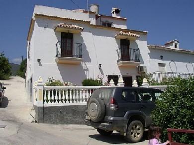 Chalet con 4 dormitorios se vende en Alora