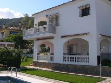 Chalet con 4 dormitorios se vende en Alhaurin de la Torre