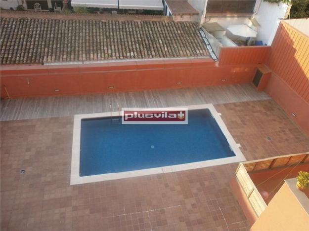 Piso en Vilafranca del Pendès, magnífico, seminuevo, piscina comunitaria.