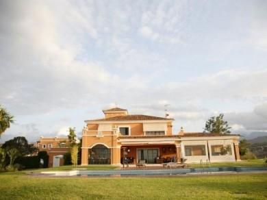 Chalet con 4 dormitorios se vende en Marbella, Costa del Sol