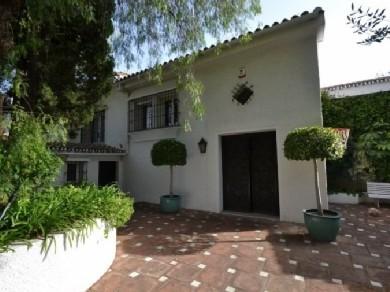 Chalet con 5 dormitorios se vende en Marbella, Costa del Sol