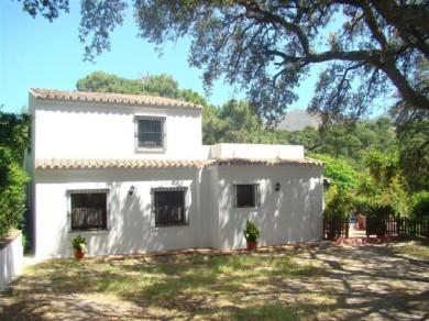 Chalet con 6 dormitorios se vende en Casares Costa, Costa del Sol