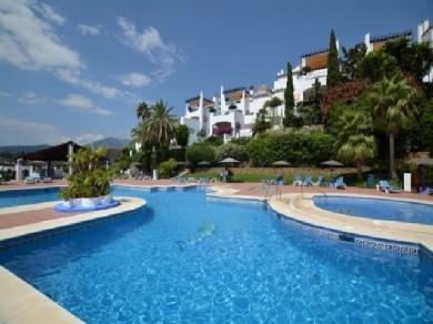 Apartamento con 3 dormitorios se vende en Marbella, Costa del Sol