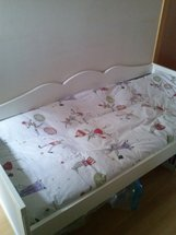 cama pequeña con estanteria a juego