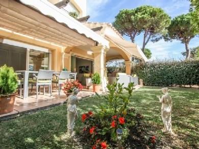 Apartamento Planta Baja con 2 dormitorios se vende en Marbella, Costa del Sol