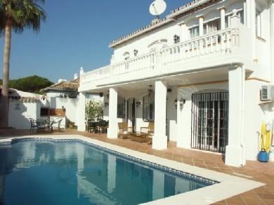 Chalet con 5 dormitorios se vende en Estepona, Costa del Sol