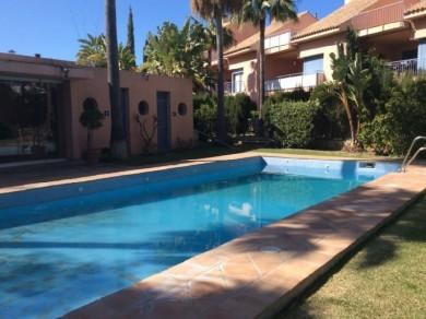 Adosado con 4 dormitorios se vende en Marbella, Costa del Sol