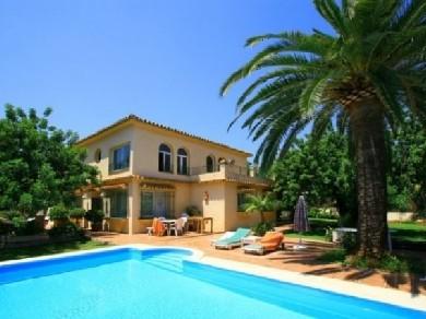 Chalet con 4 dormitorios se vende en Marbella, Costa del Sol