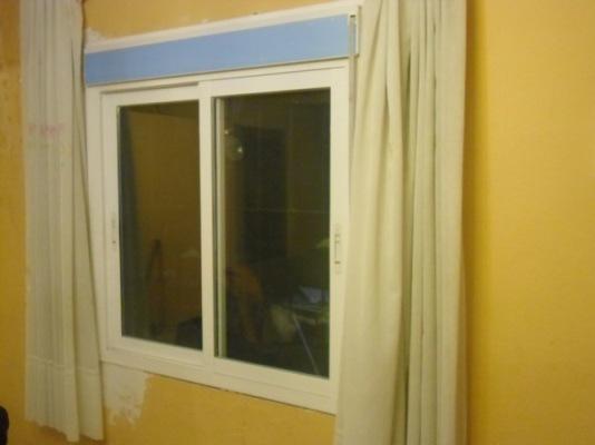 Ventana de aluminio blanco