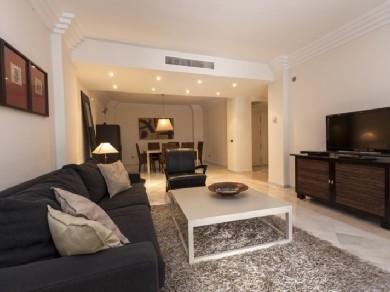 Apartamento con 2 dormitorios se vende en Marbella, Costa del Sol