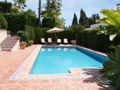 Chalet con 5 dormitorios se vende en Marbella, Costa del Sol