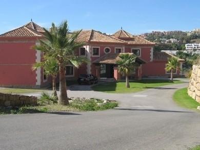 Chalet con 5 dormitorios se vende en Marbella, Costa del Sol