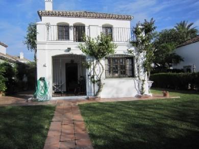 Chalet con 3 dormitorios se vende en Estepona, Costa del Sol