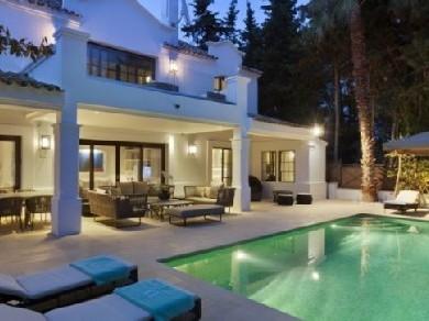 Chalet con 4 dormitorios se vende en Marbella, Costa del Sol