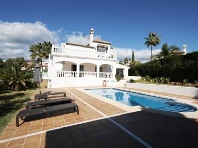 Chalet con 4 dormitorios se vende en Marbella, Costa del Sol