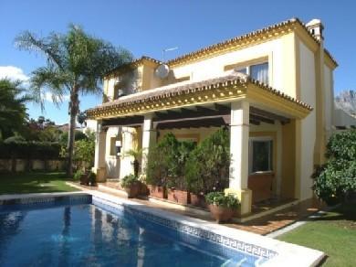 Chalet con 5 dormitorios se vende en Marbella, Costa del Sol