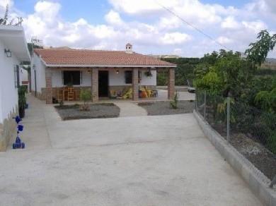 Chalet con 2 dormitorios se vende en Velez-Malaga, Axarquia