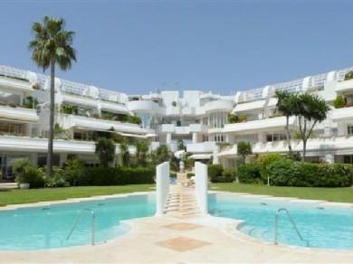 Apartamento con 3 dormitorios se vende en Estepona, Costa del Sol